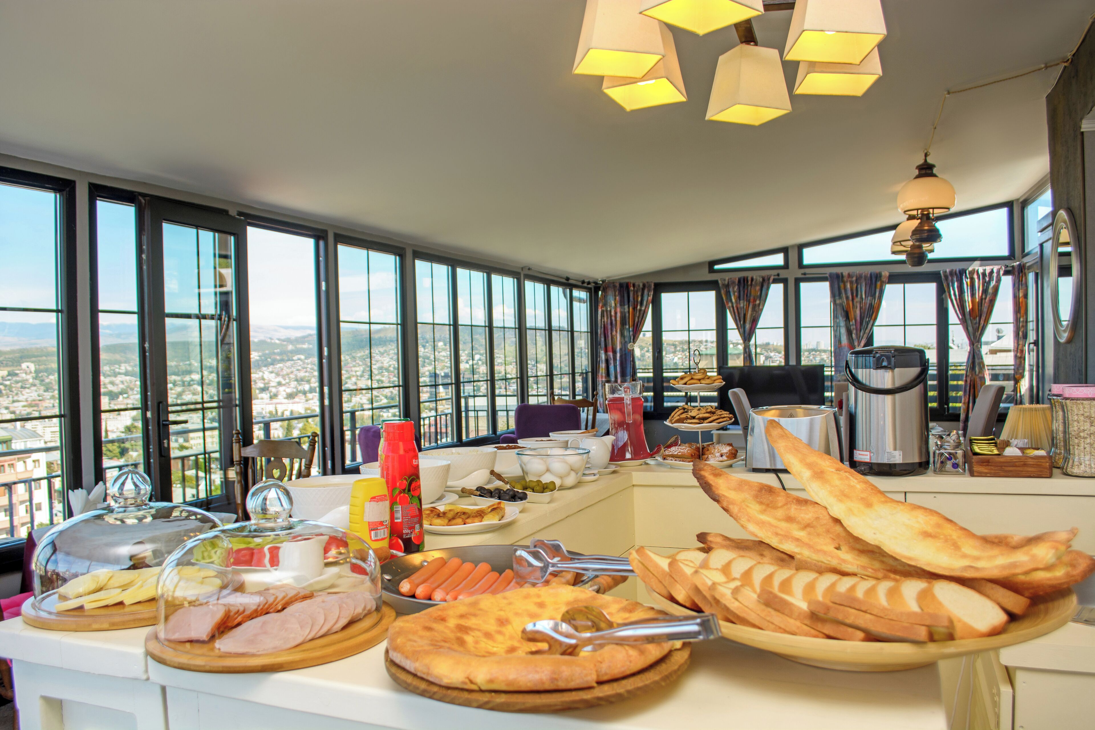 Café da manhã com buffet todos os dias mediante uma taxa