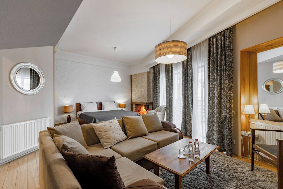 Comfort vierpersoonskamer, balkon, uitzicht op de stad | Hypoallergeen beddengoed, een bureau, een laptopwerkplek