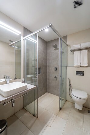 Shower, free toiletries, hair dryer, towels - Shilton Dee Cee (Chennai)