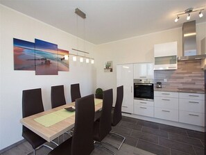 Dining - Bounty in the House of Aquarius (Rerik)