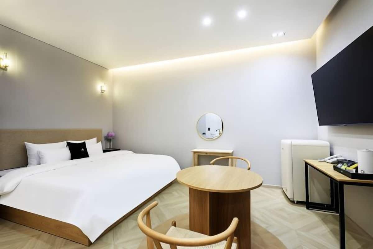1 bedroom, laptop workspace, free WiFi, bed sheets