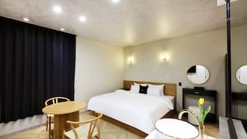 家庭雙人房 | 筆電工作空間、免費無線上網、床單