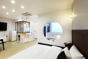 Family Quadruple Room | Laptop workspace, free WiFi, bed sheets - Hotel Intro Chuncheon (Chuncheon)