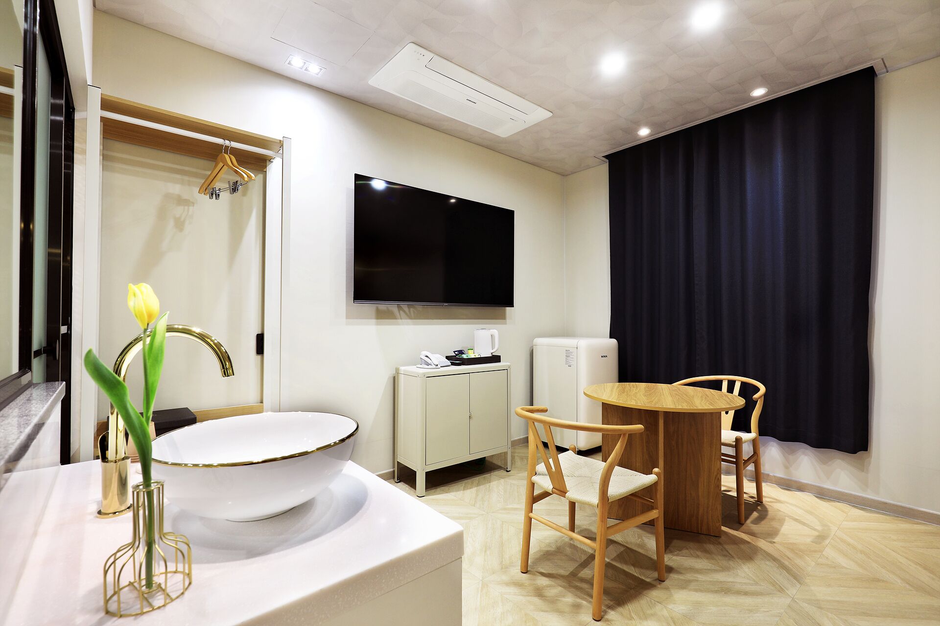 Habitación familiar doble | Espacio para trabajar con un portátil, wifi gratis, ropa de cama