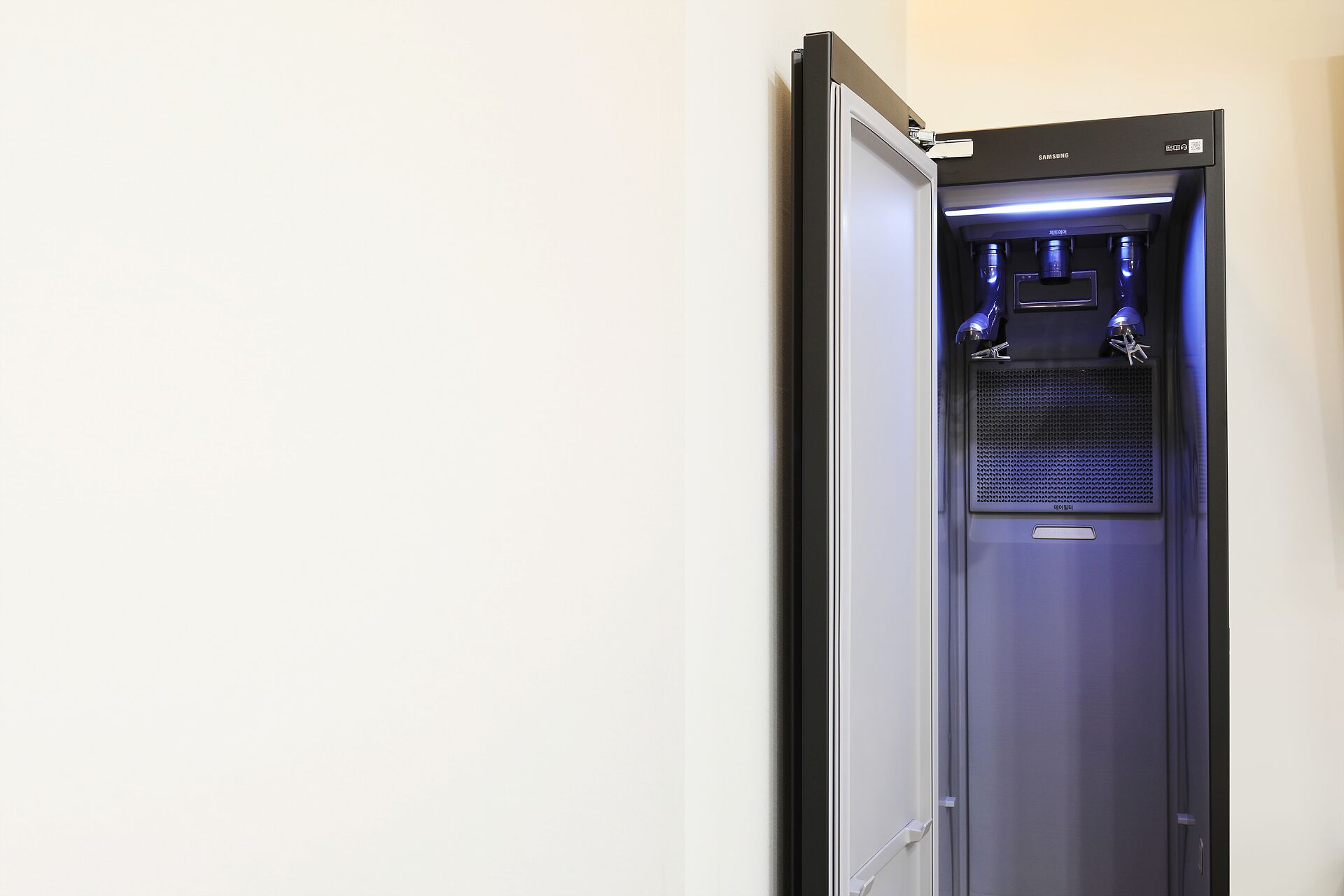 Una sala de servidores cerrada con puerta, ventilación y el logotipo de Samsung.