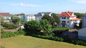 A residential area with houses, green lawns, and trees. - Near the Beach Modern Retreat (Wangerooge)