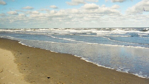 A beach with waves, a clear sky, and scattered clouds. - Near the Beach Modern Retreat (Wangerooge)