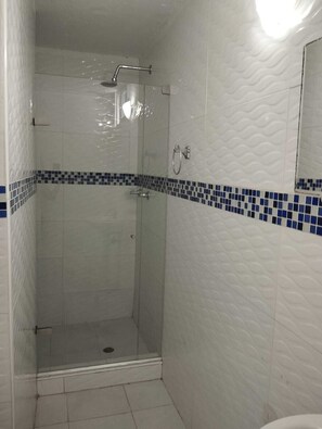 Dusche, Handtücher, Seife, Toilettenpapier