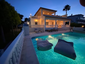 Vila | Piscina | Piscina interna, piscina externa