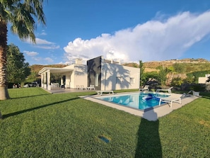 House | Pool | Indoor pool, outdoor pool - Holiday Home in Leonforte With Private Pool (Leonforte)