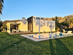 A modern house with a pool, outdoor seating, and a view of hills. - Holiday Home in Leonforte With Private Pool (Leonforte)