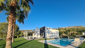 House | Pool | Indoor pool, outdoor pool - Holiday Home in Leonforte With Private Pool (Leonforte)