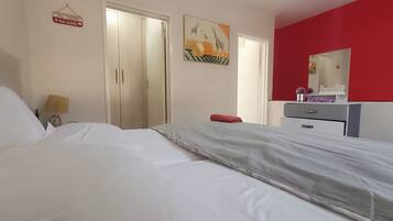 1 kamar tidur, setrika/meja setrika, Wi-Fi gratis, dan seprai linen