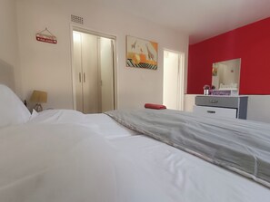 1 habitación, tabla de planchar con plancha, wifi gratis y ropa de cama 
