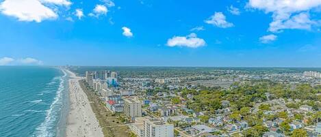 Chaises longues, serviettes de plage