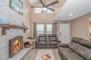 Smart-tv, een open haard en een computerscherm