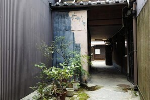 Unclassified image, 2 of 4, button - Honmachi-Shin South (Kyoto)