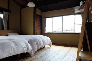 Unclassified image, 3 of 4, button - Honmachi-Shin South (Kyoto)