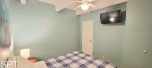 Condo, várias camas, sacada, vista parcial para o mar (Aquarius 408) | 2 quartos, individualmente decorados, individualmente mobiliados