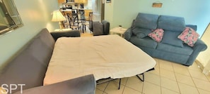 Condo, várias camas, sacada, vista parcial para o mar (Aquarius 408) | Área de estar | TV de tela plana 42 polegadas com canais digitais
