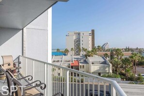 Condo, varias camas, balcón, vista parcial al mar (Aquarius 408) | Áreas de la propiedad