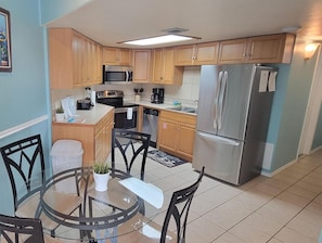 Condo, varias camas, balcón, vista parcial al mar (Aquarius 408) | Restaurantes