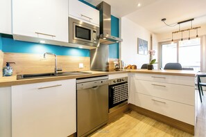 Réfrigérateur, micro-ondes, four, plaque de cuisson