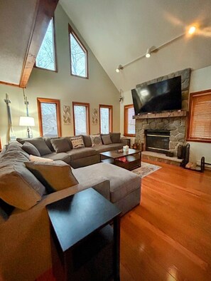 Smart TV, lareira, mesa de pingue-pongue