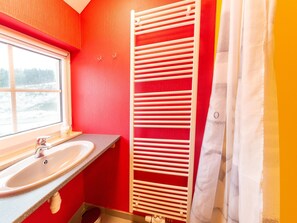 A bathroom with a red wall, a white sink, and a towel rack. - Family Home, Kicker, Sunset Views (Trois-Ponts)