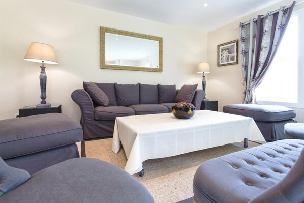 Smart TV - Romantic french villa w/hot tub — 5 min from the beach (Tracy-sur-Mer)