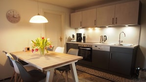 Apartment | Dapur peribadi | Ketuhar, cerek elektrik, pembakar roti, kerusi tinggi 
