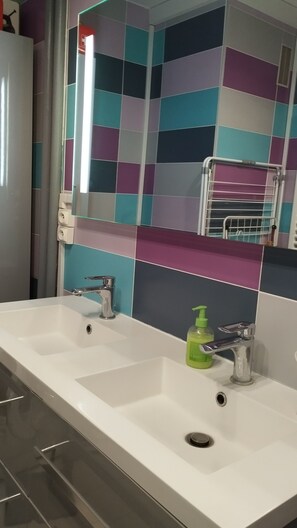 Hair dryer, towels, soap, shampoo - T3 au Calme Proche Paris (Fontenay-sous-Bois)