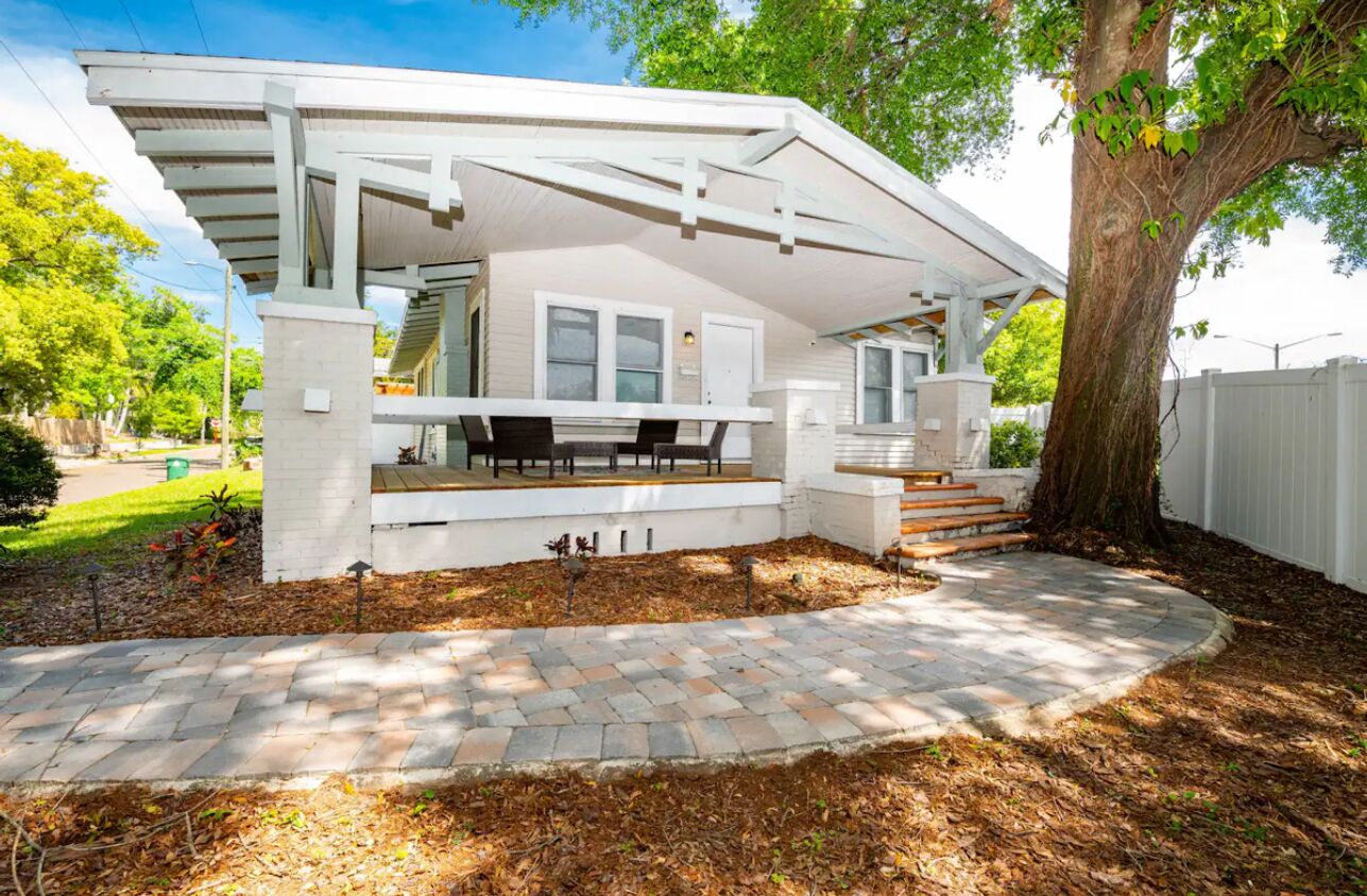 Tampa Bungalow! Near zoo, airport, bush gardens & restaurants. Private backyard!