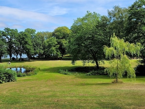 A park with a pond, trees, and a grassy area. - 6 Person Holiday Home in Stubbekobing (Stubbekobing)