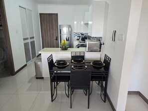 冷蔵庫、電子レンジ、オーブン、コンロ