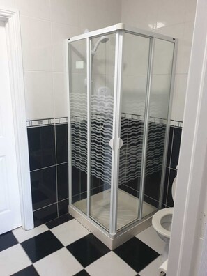 Appartement | Salle de bain | Douche, sĂšche-cheveux, serviettes fournies