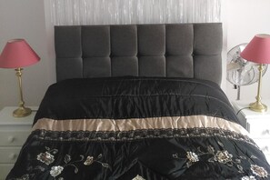 1 chambre, fer et planche Ă repasser, Wi-Fi gratuit, draps fournis