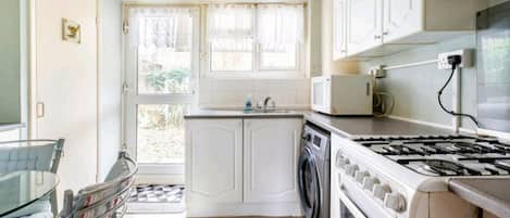 Maison | Cuisine privée | Réfrigérateur, micro-ondes, four, plaque de cuisson
