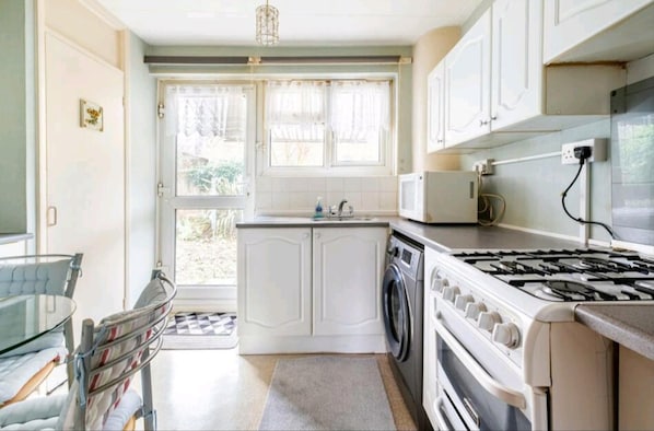 House | Private kitchen | Fridge, microwave, oven, stovetop