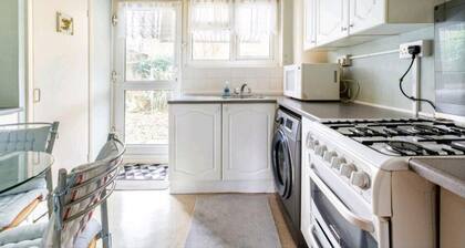 3BR House/garden/patio/7 Guests/fireplace/parking