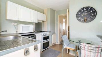 House | Private kitchen | Fridge, microwave, oven, stovetop