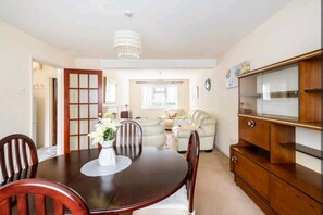 Dining - 3BR House/garden/patio/7 Guests/fireplace/parking (London)