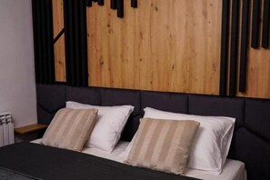 2 habitaciones y tabla de planchar con plancha
