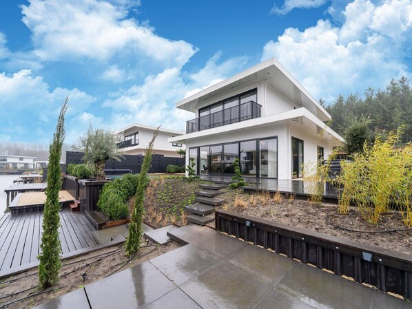 Villa | Exterior - Beautiful Water Villa Near Harderwijk (Zeewolde)