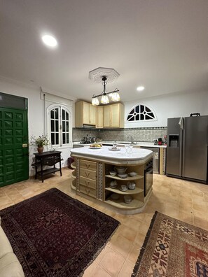 Private kitchen - Immaculate 4-bed Villa in Tangier (Tangier)