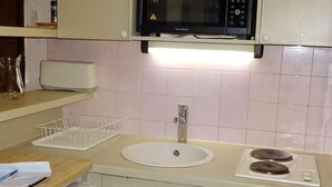 Coffee/tea maker, fridge, microwave, oven