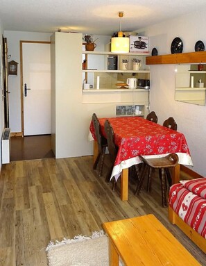 Dining - 300m from resort center, 1st floor, balcony, tv, ski locker, 32m², Les Gets (Les Gets)