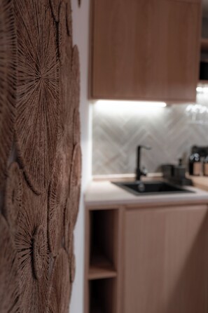 Fridge, microwave, stovetop, coffee/tea maker - Holiday apartment in the heart of Cefalù - La Petì Small Luxury House (Cefalù)