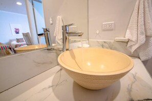 Ducha, secador de pelo, toallas, jabón