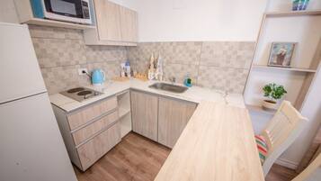 Réfrigérateur, micro-ondes, plaque de cuisson, bouilloire électrique